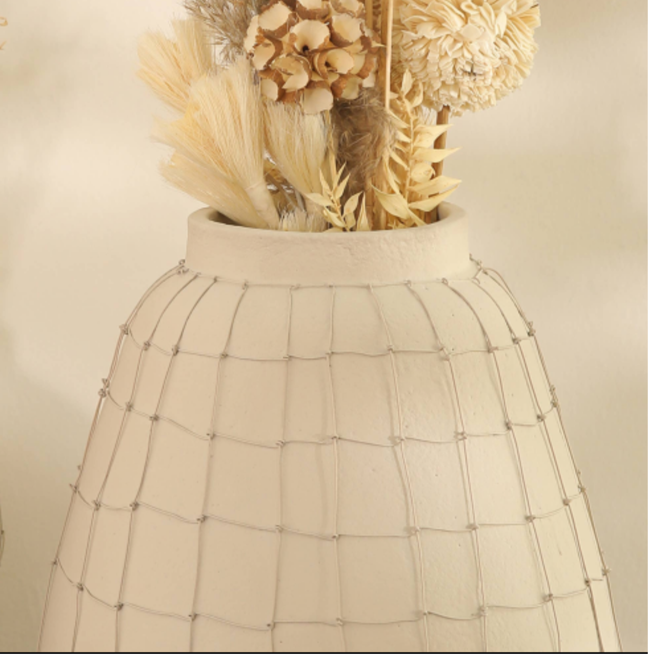 Jarrón de Greda Artesanal con Diseño de Alambre - Colección HTrend