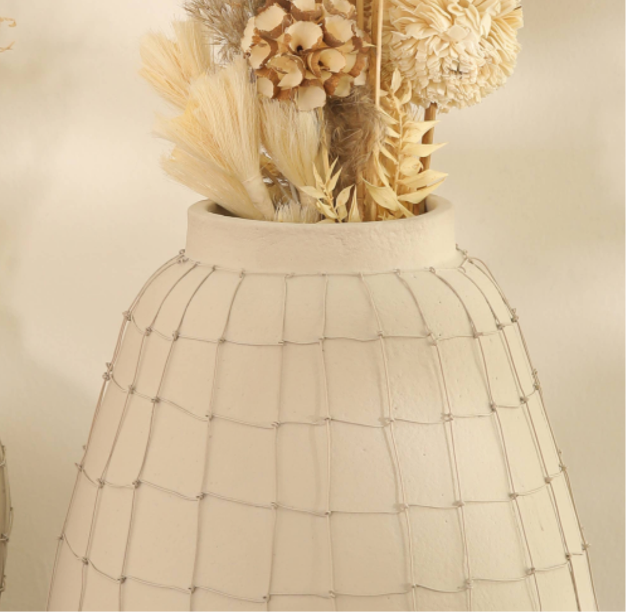 Jarrón de Greda Artesanal con Diseño de Alambre - Colección HTrend