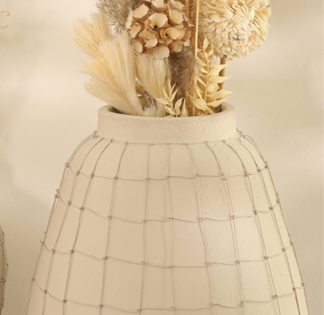 Jarrón de Greda Artesanal con Diseño de Alambre - Colección HTrend