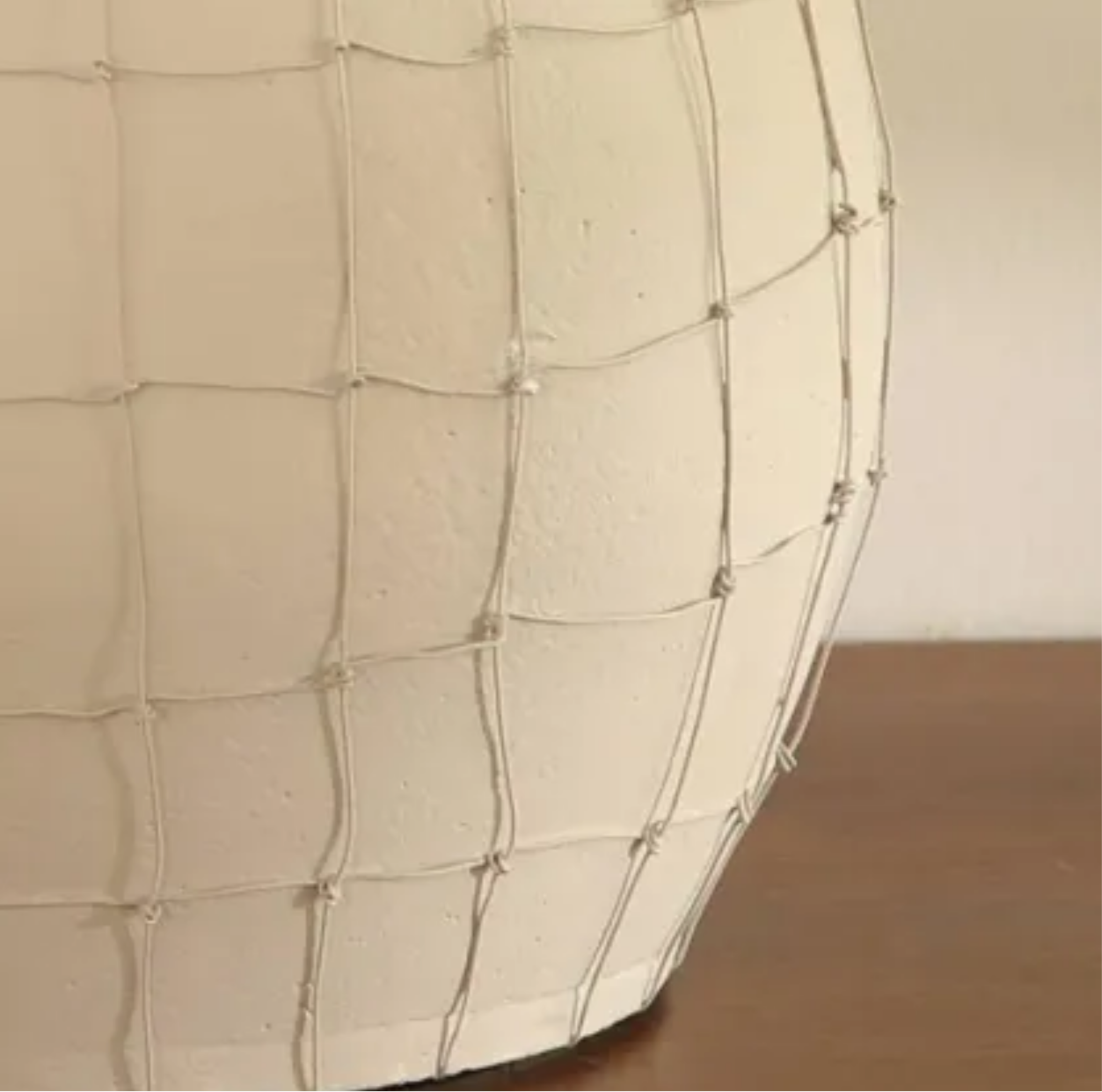 Jarrón de Greda Artesanal con Diseño de Alambre - Colección HTrend